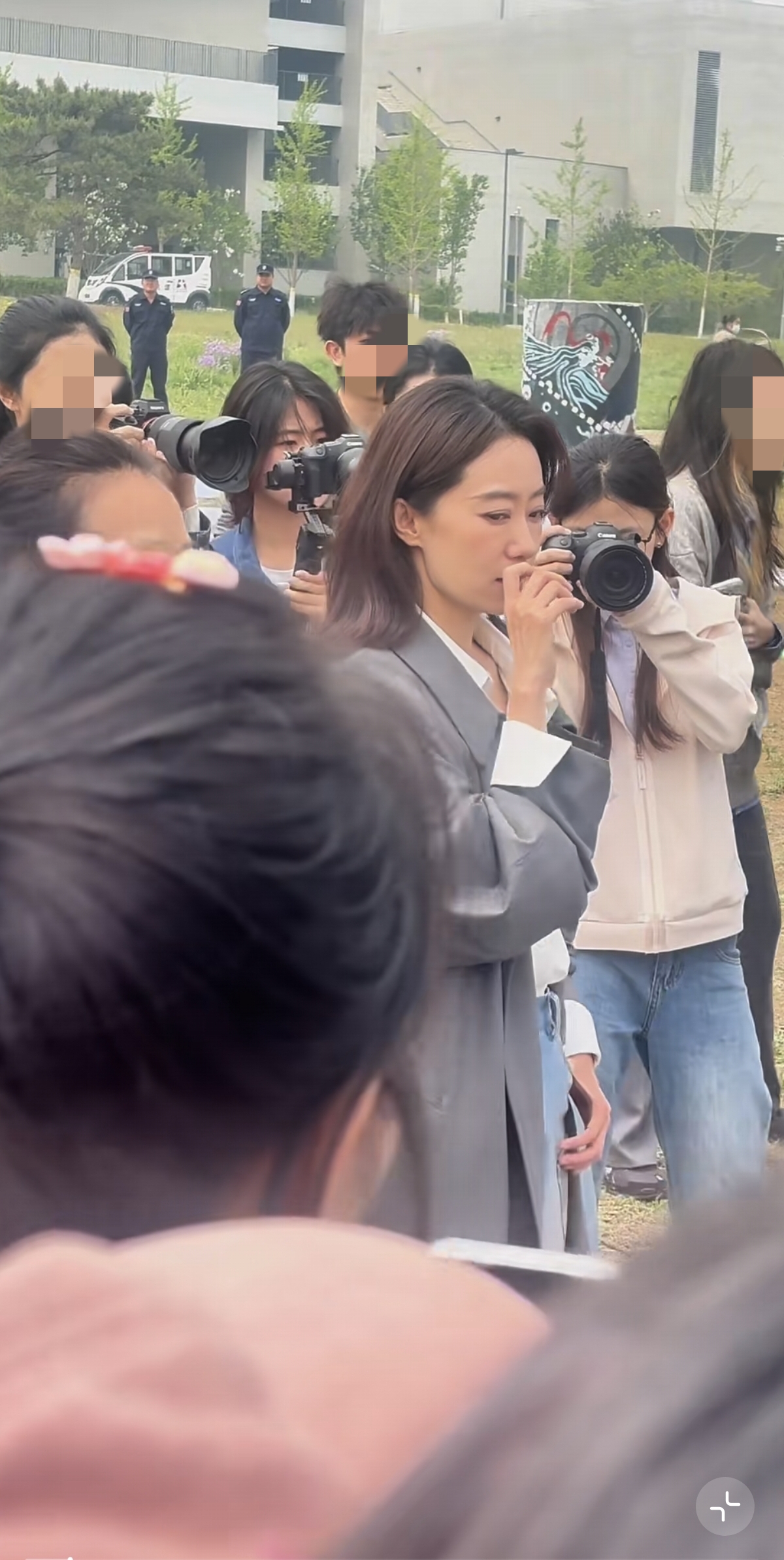 张小斐现身北电风筝放飞活动，本人温柔又亲和，没有一点明星架子
