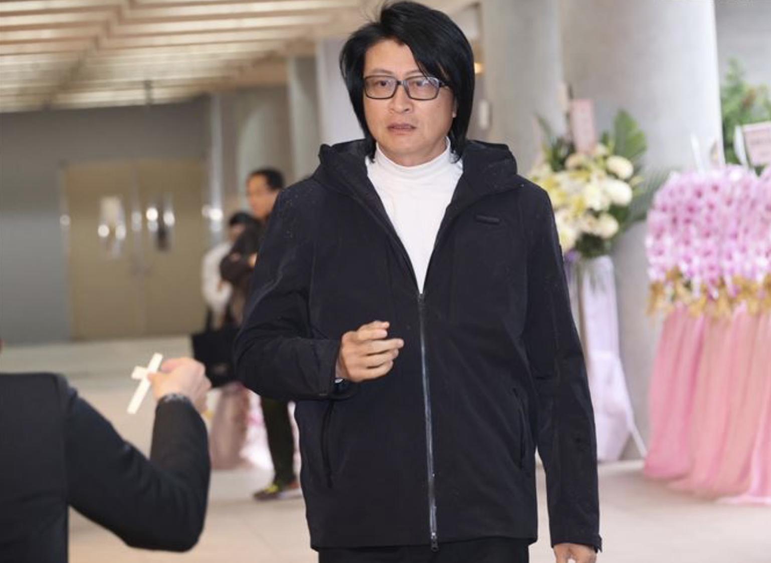袁惟仁葬礼布满鲜花，老母亲前往送别凝视遗照，孙女搀扶场面哀伤