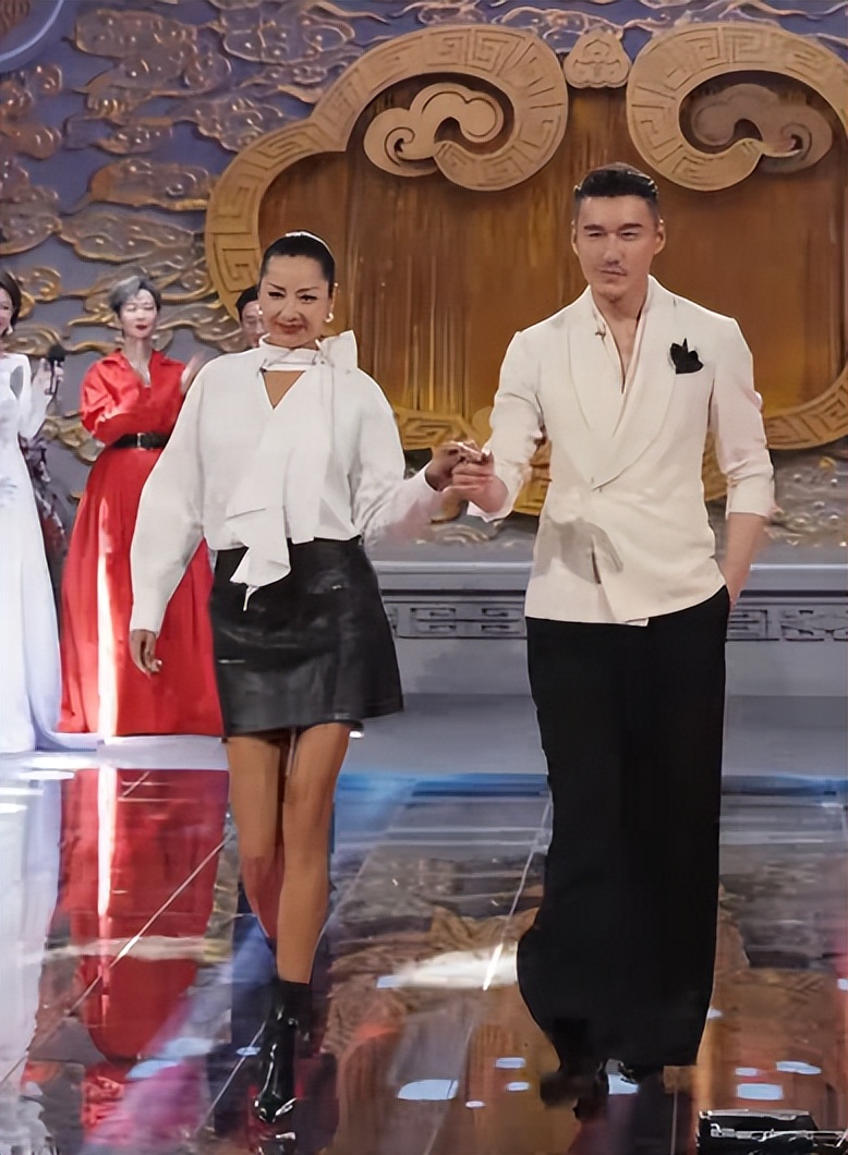 胡兵没想到，55岁“打光棍”的真相被瞿颖爆了出来，简直一针见血