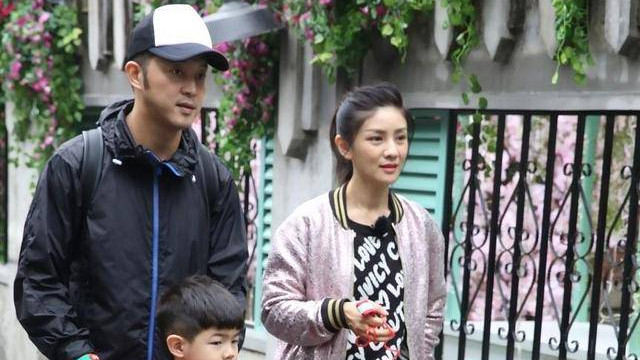 胡可带俩儿子现身机场，安吉1米8颜值没爸高，小鱼儿长胡子憨厚
