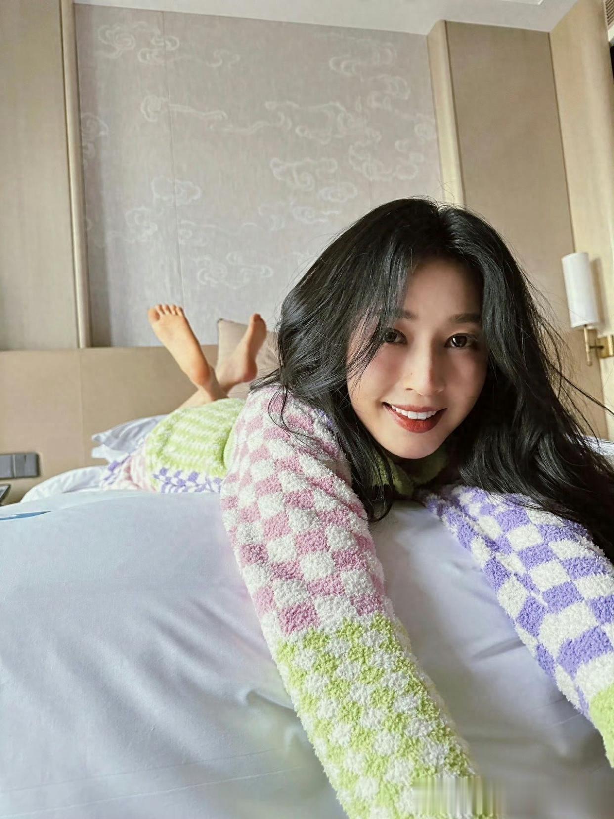 张俪唯美私服，小脚丫真抢镜。