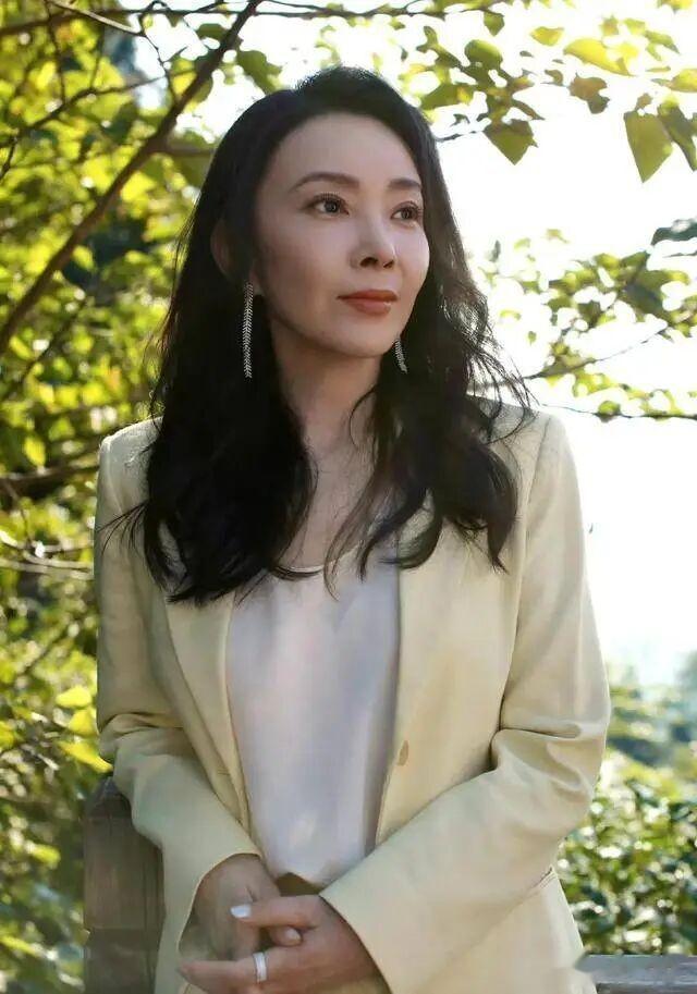 49岁刘威葳近况曝光！嫁富商12年没生孩子，如今尽情享受丁克生活