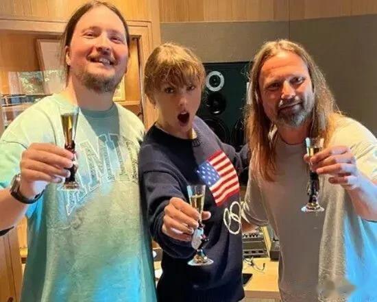 霉霉公开录制幕后素颜照！网友：老了发福了