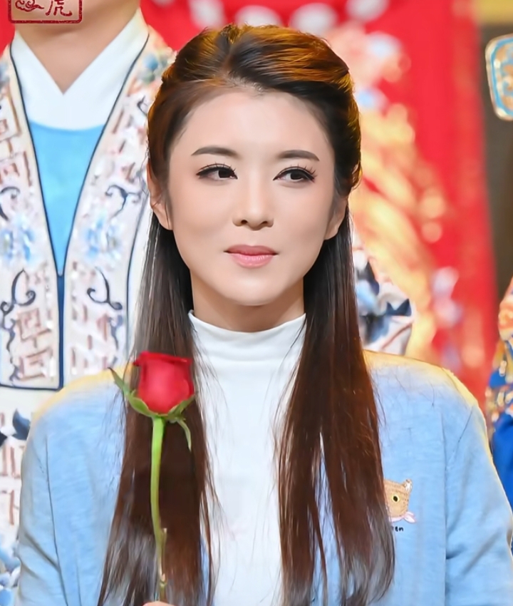 被李云霄的笑容治愈了，蓝衫长发，玫瑰配搭尽显甜妹气质