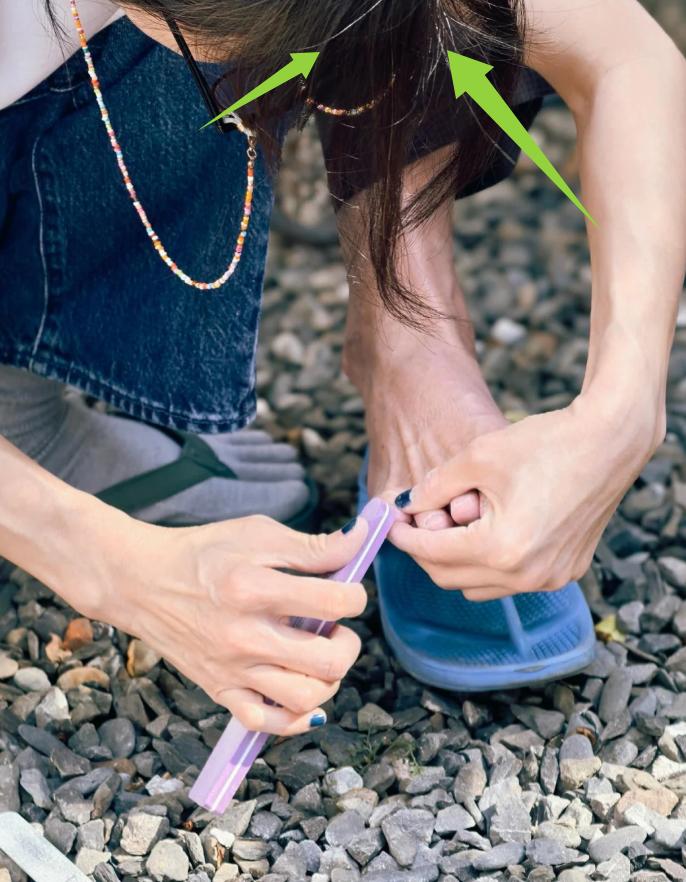 陈嘉桦带儿子回乡下，打扮朴素状态好，蹲地给父母剪指甲显孝顺
