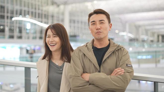 洪永城黄翠如罕见同框，机场拍照掀回忆杀