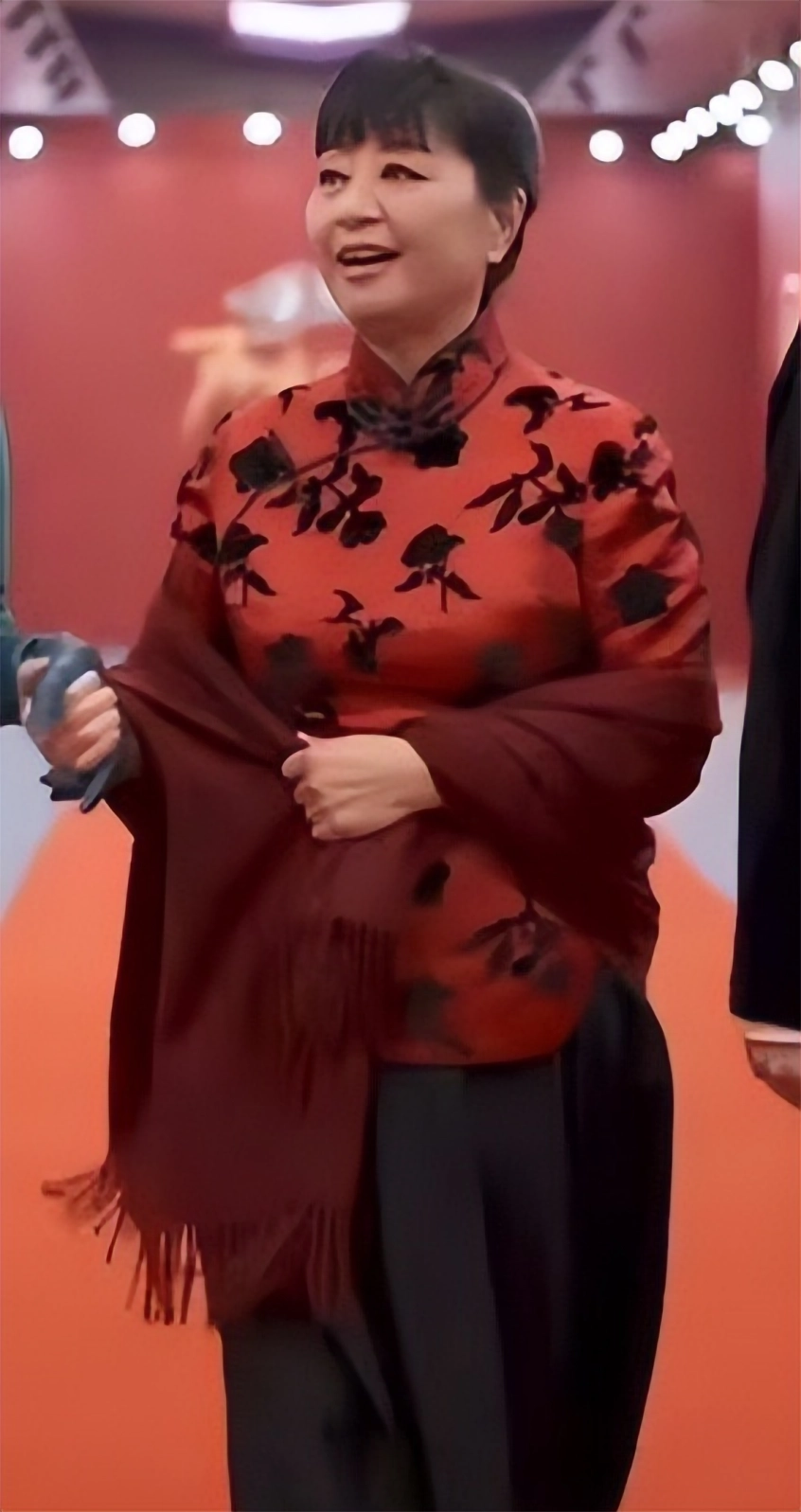 《声鸣远扬》决赛夜沈梦辰拼命赢红毯，那英随便穿绿裙就赢了？