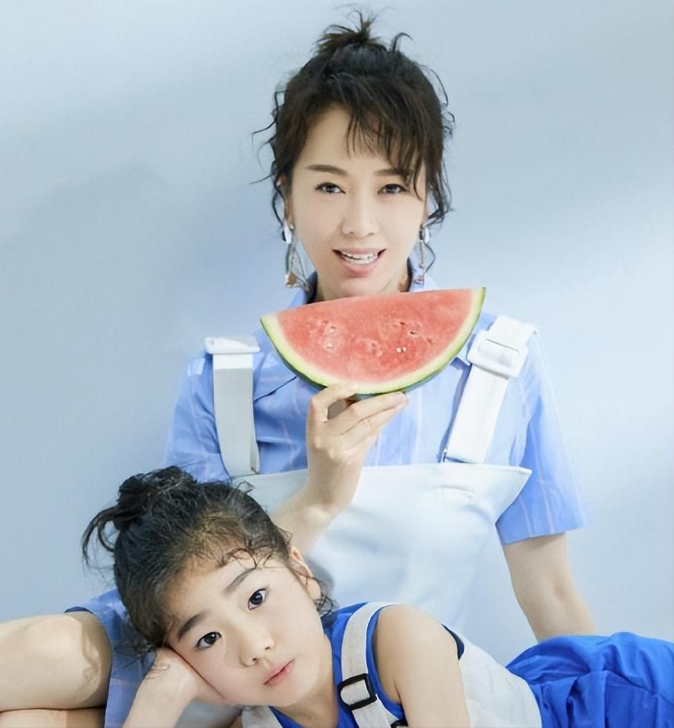 左小青母女罕见同框，14岁女儿身高优势明显，颜值被吐槽不如妈妈