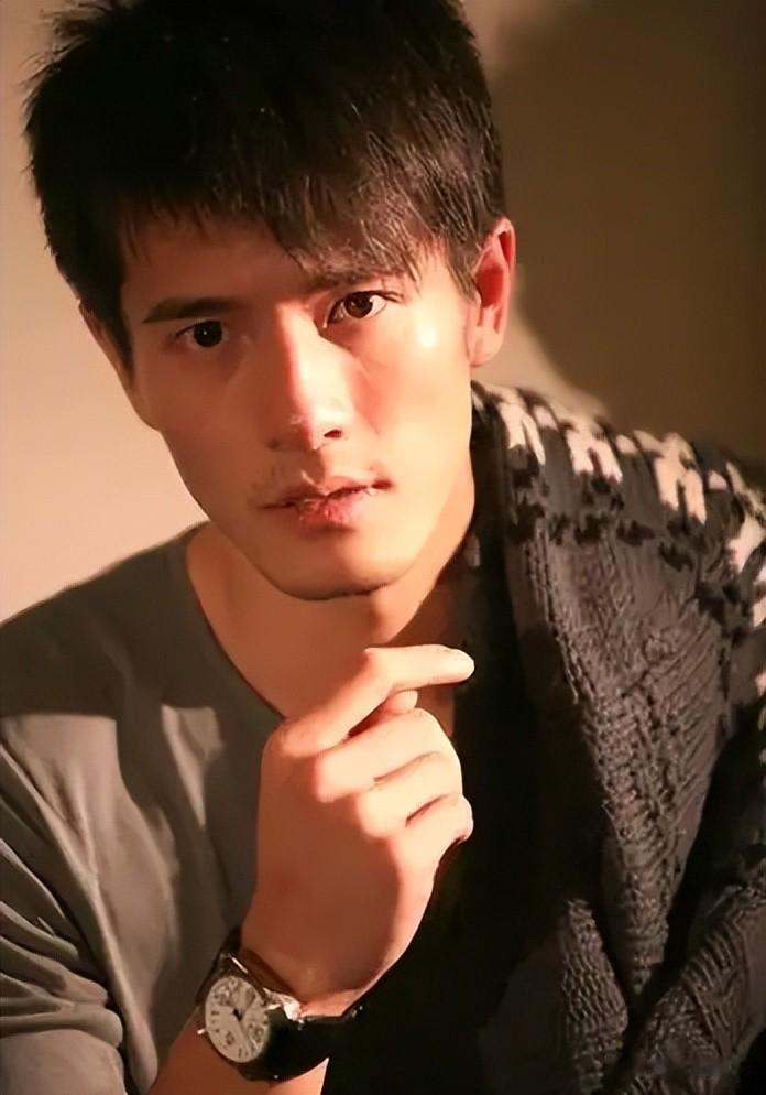 不再遮掩！和刘晓庆拍吻戏男主正面回应，让观众知道了他的想法