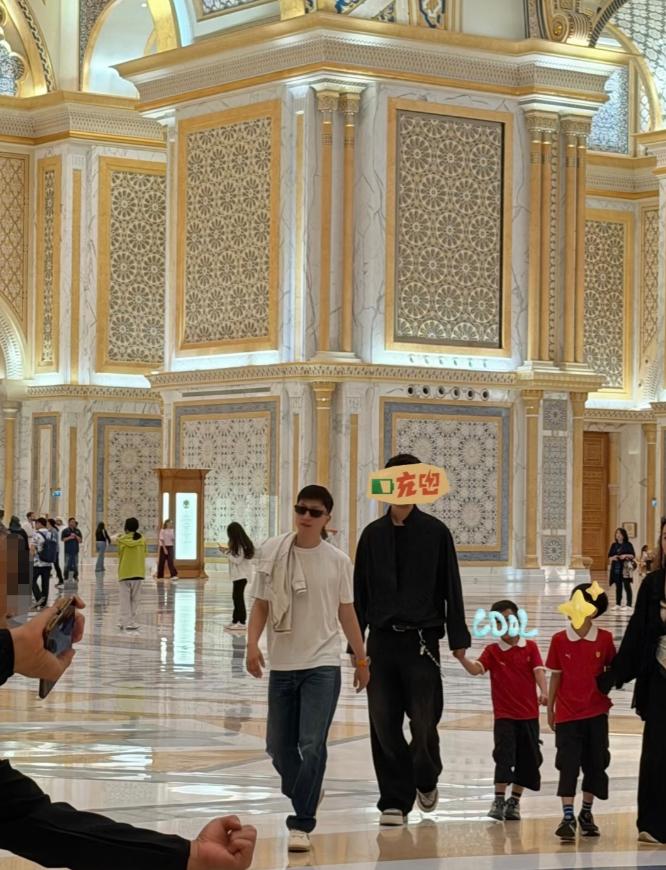 马龙一家总统府游玩被拍！追着老婆喊“露露”，用丝巾当抹胸超美