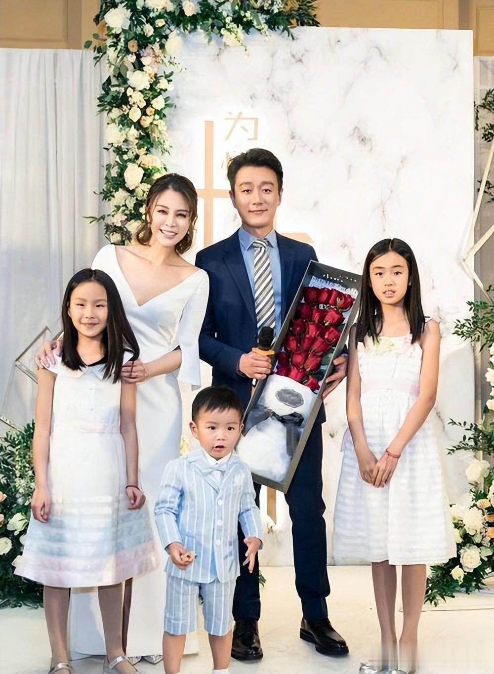 45岁佟大为\女儿\因长得太好看，被全网“禁止整容”，如今怎样了