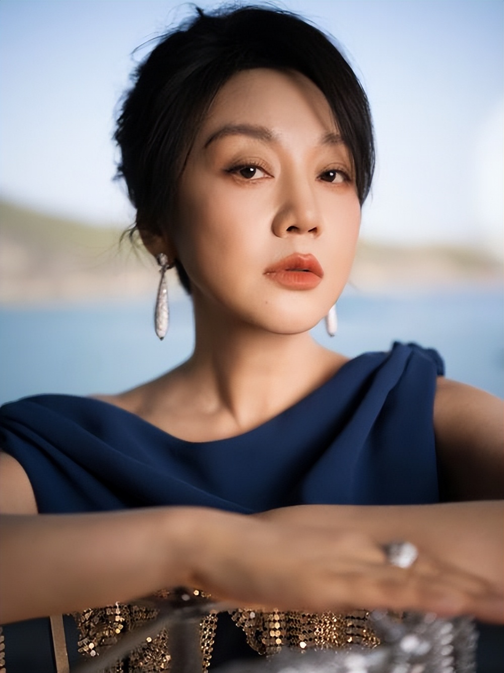 离婚22年至今单身的闫妮，不是放不下前夫，而是放不下这两位