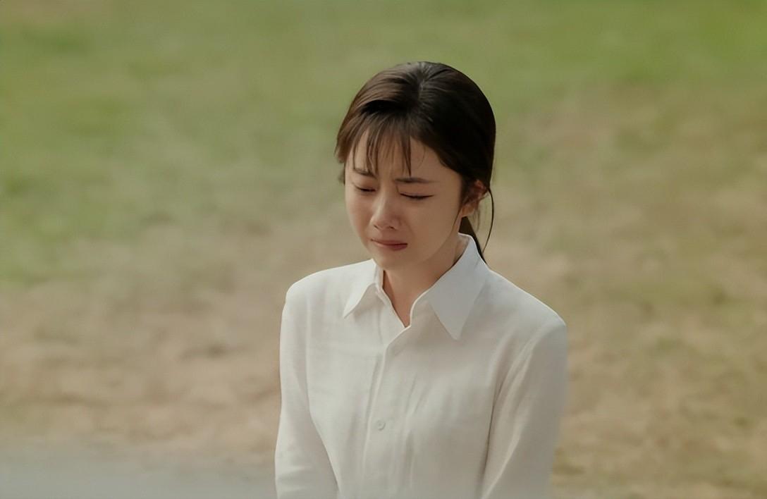 戏混子醒醒吧!五官乱飞,一哭就咬嘴唇,难怪王劲松都带不动她