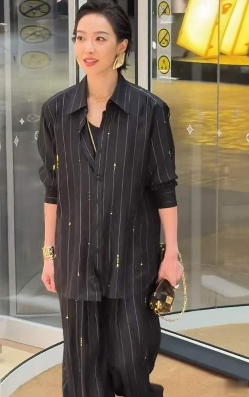 北京这一晚，周冬雨重回颜值巅峰，欧阳娜娜身材离谱，巩俐秒全场