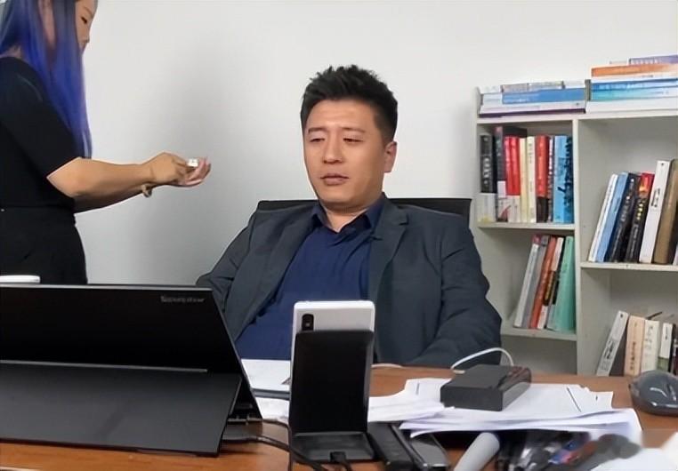 官媒怒批、毫无底线、洋相百出，吃“人血馒头”的他活该被封杀！