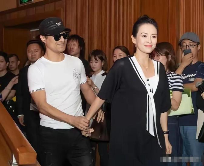 汪峰也没想到，距离过年仅剩5天，46岁章子怡高调官宣了喜讯！