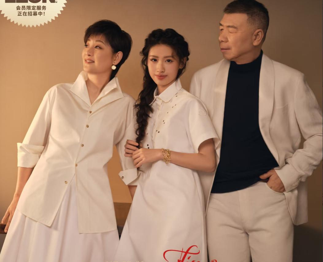 徐帆一家三口拍新春全家福!20岁女儿新造型超美似王楚然,好温馨
