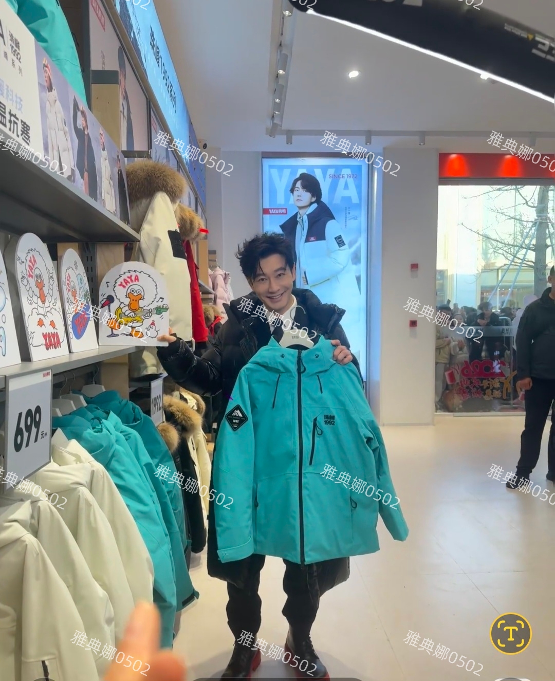 黄晓明本人其实挺年轻，就是红底增高鞋和厚重的假发造型不适合他