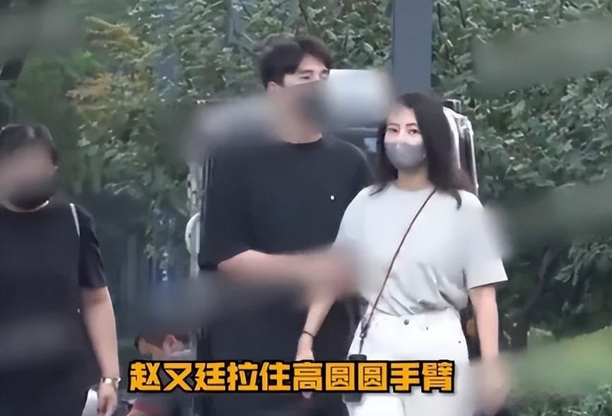 高圆圆夫妻带女儿逛迪士尼，一家三口手拉手，7岁Rhea长高不少