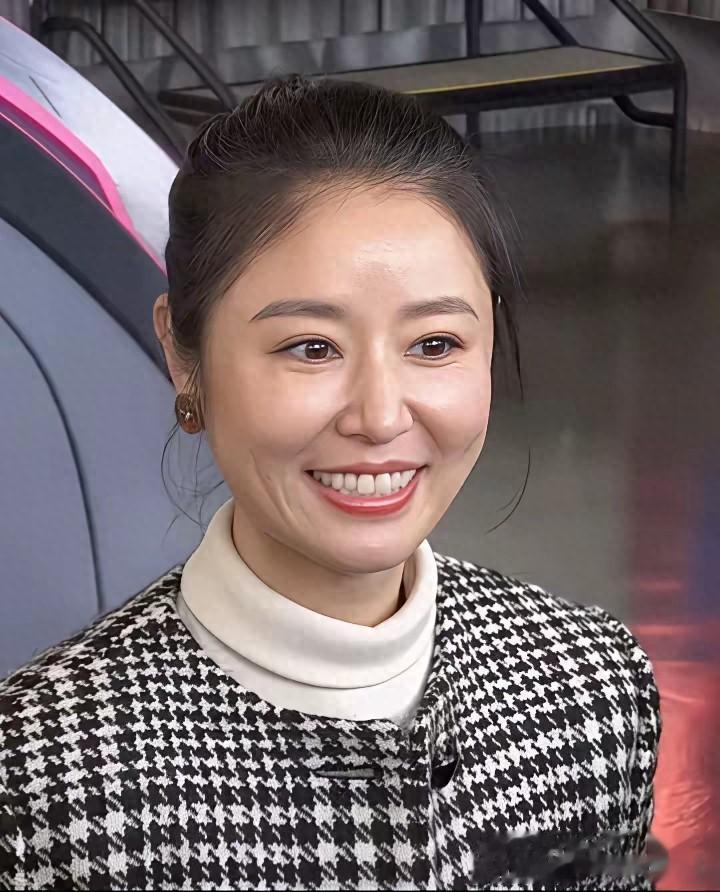 五十岁的林心如出席活动，仍然美如少女。