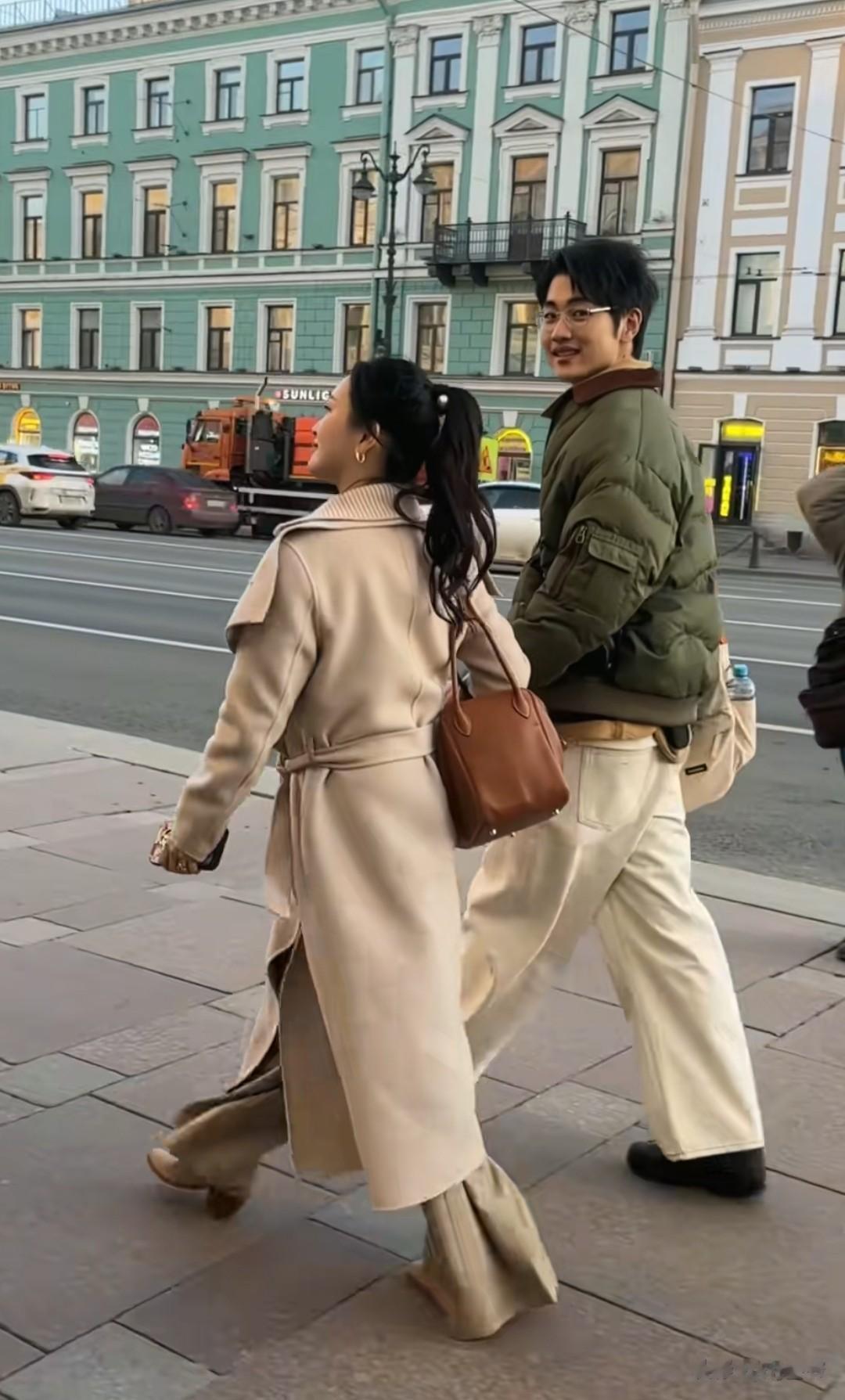 《妻旅2026》路透：男星都低头玩手机，女星聊八卦，唯她格格不入