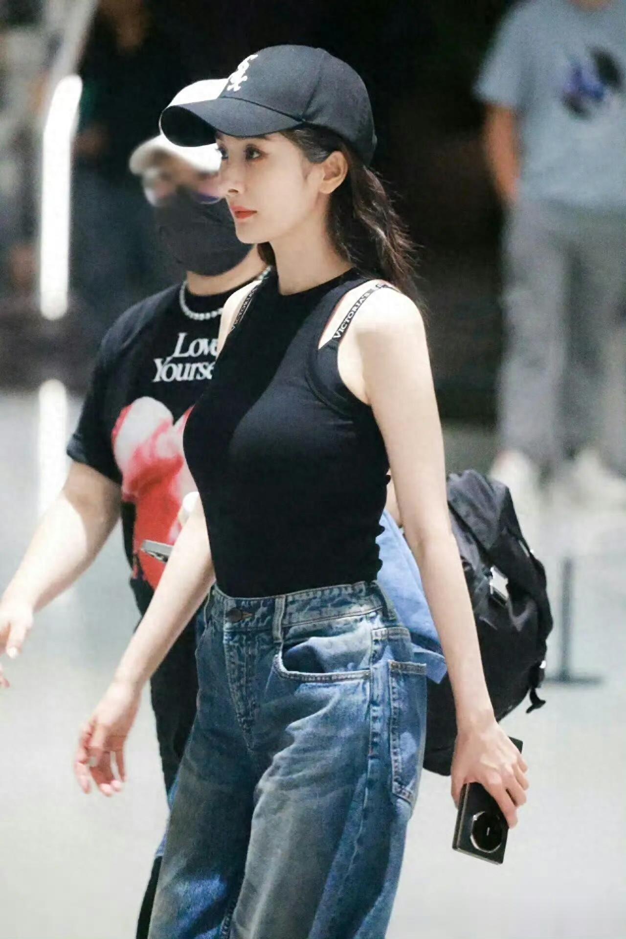 杨幂｜穿搭太显身材了 ???，岁月不败美人