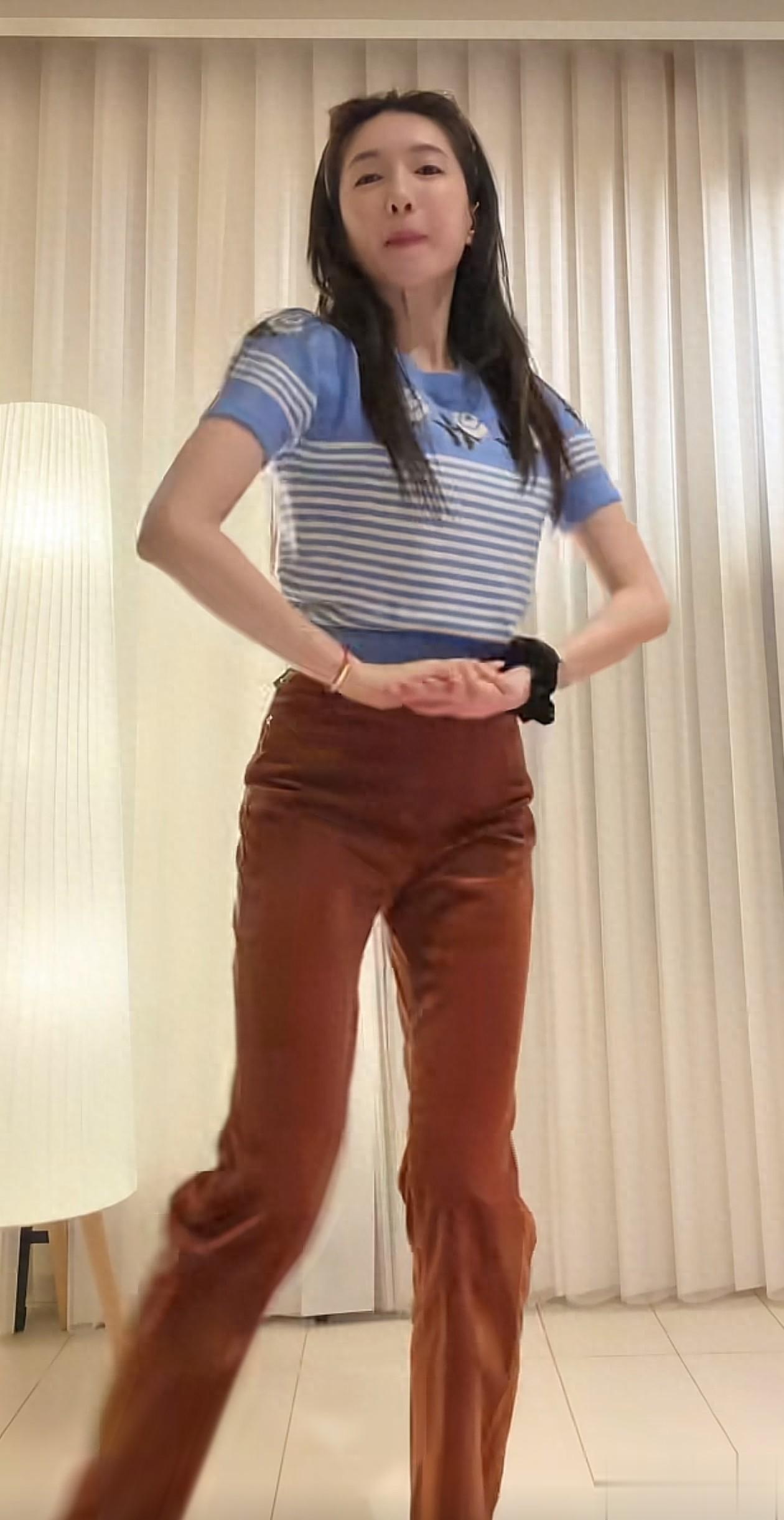 39岁江疏影跳手势舞：T恤+阔腿裤，减龄又高级，颜值依旧抗打