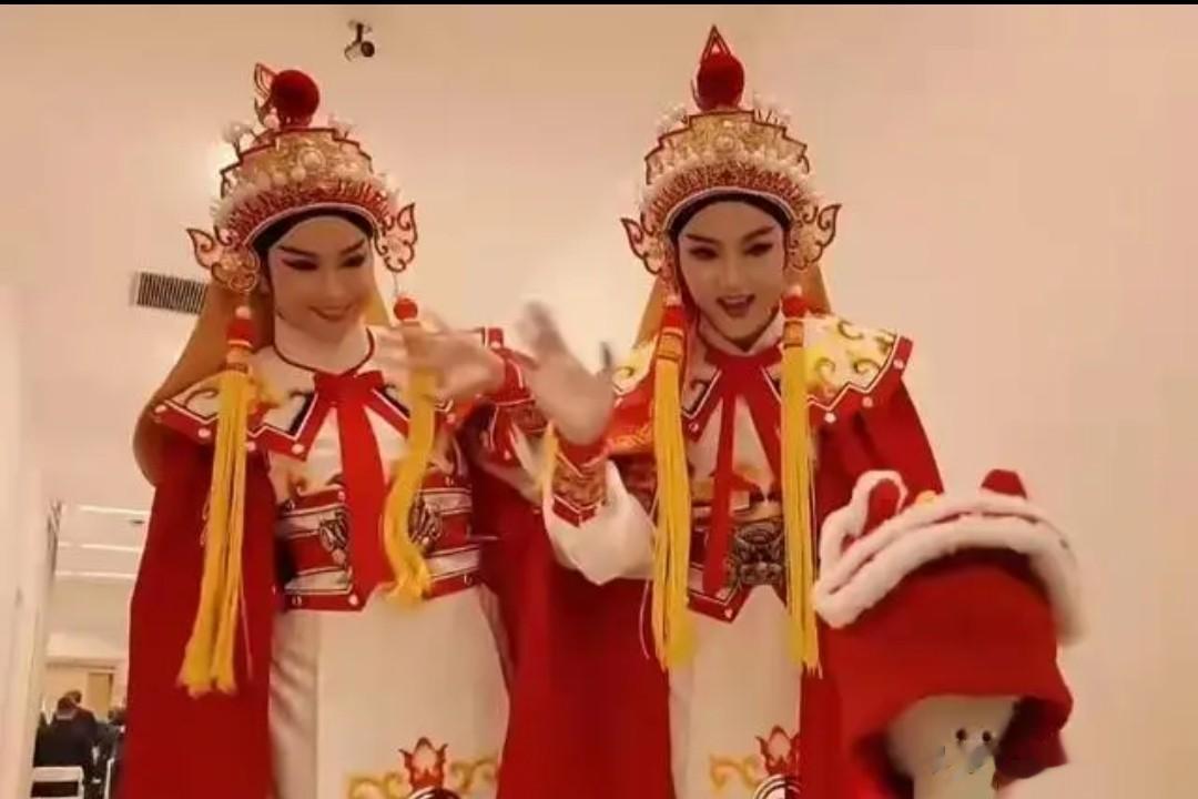 马年春晚主持人状态好真实！刘心悦小虎牙抢镜，撒贝宁晒黑了