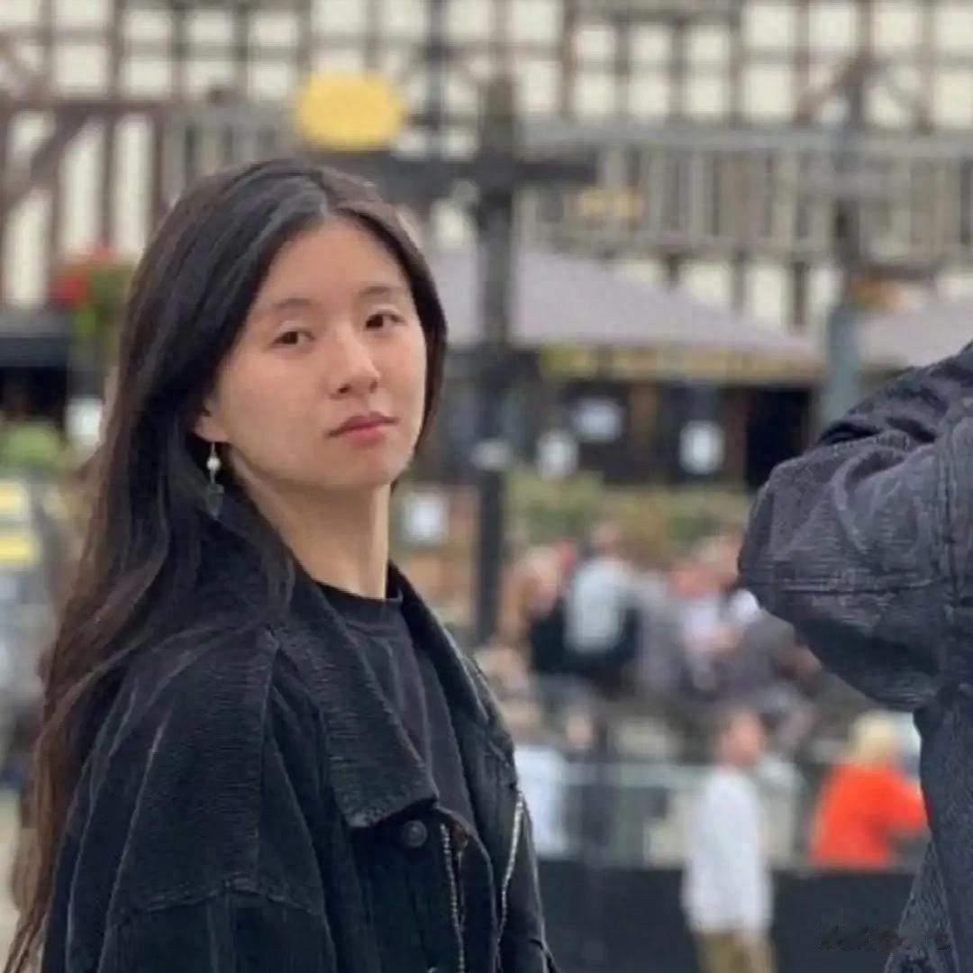 小彩旗的“自甘堕落”，才是真正的人间清醒