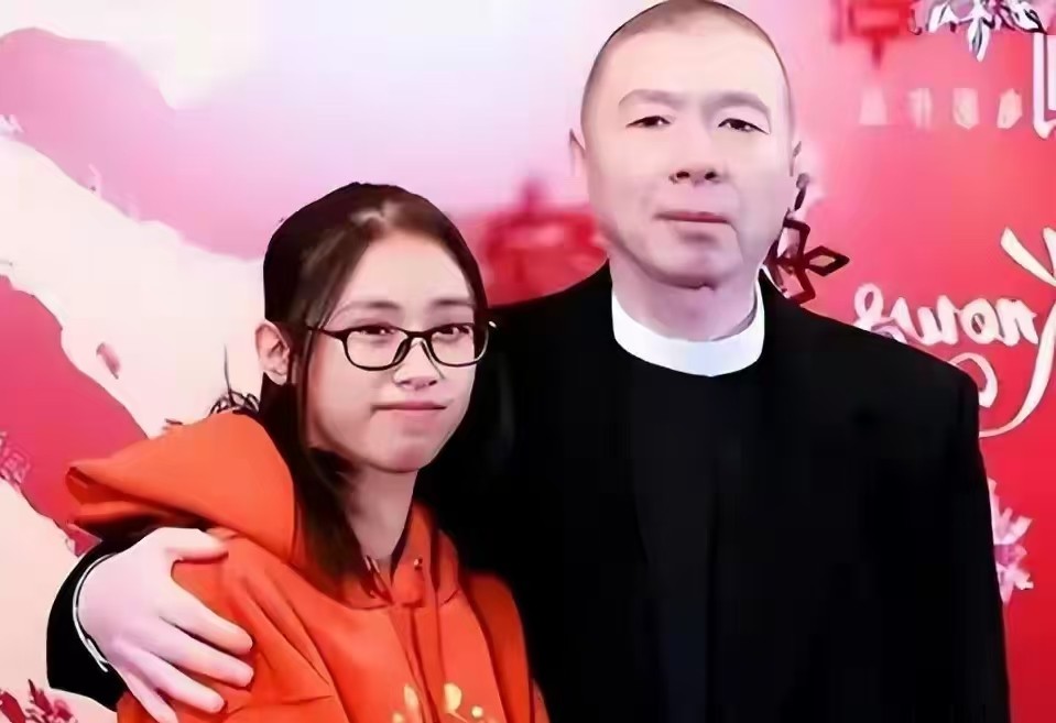 徐帆回应离婚7个月后，67岁冯小刚再惹争议，养女徐朵成导火索