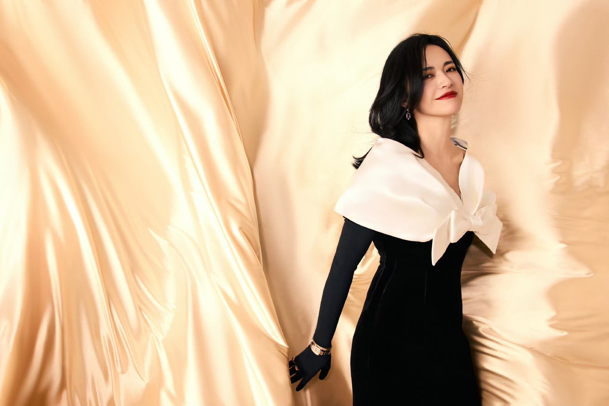 46岁姚晨依旧亮眼!墨绿缎面裙裹出柔线,黑白丝绒裙撞出惊艳质感