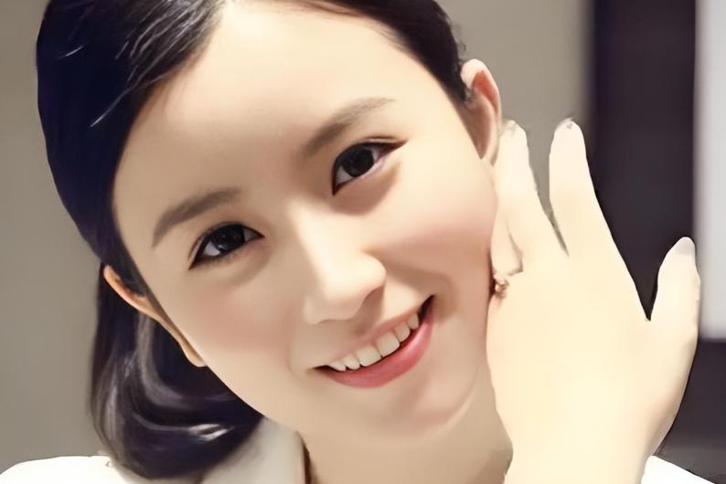 她曾是上海著名主持，和富商离婚后沦落为网红，38岁独自带娃