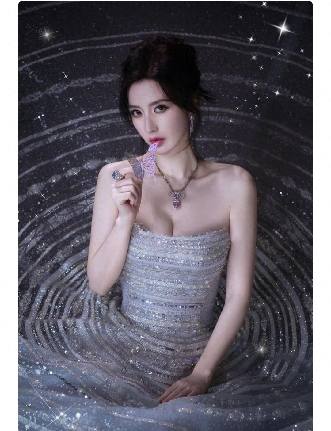 43岁张萌美人鱼造型封神！丰腴美吊打内娱白幼瘦