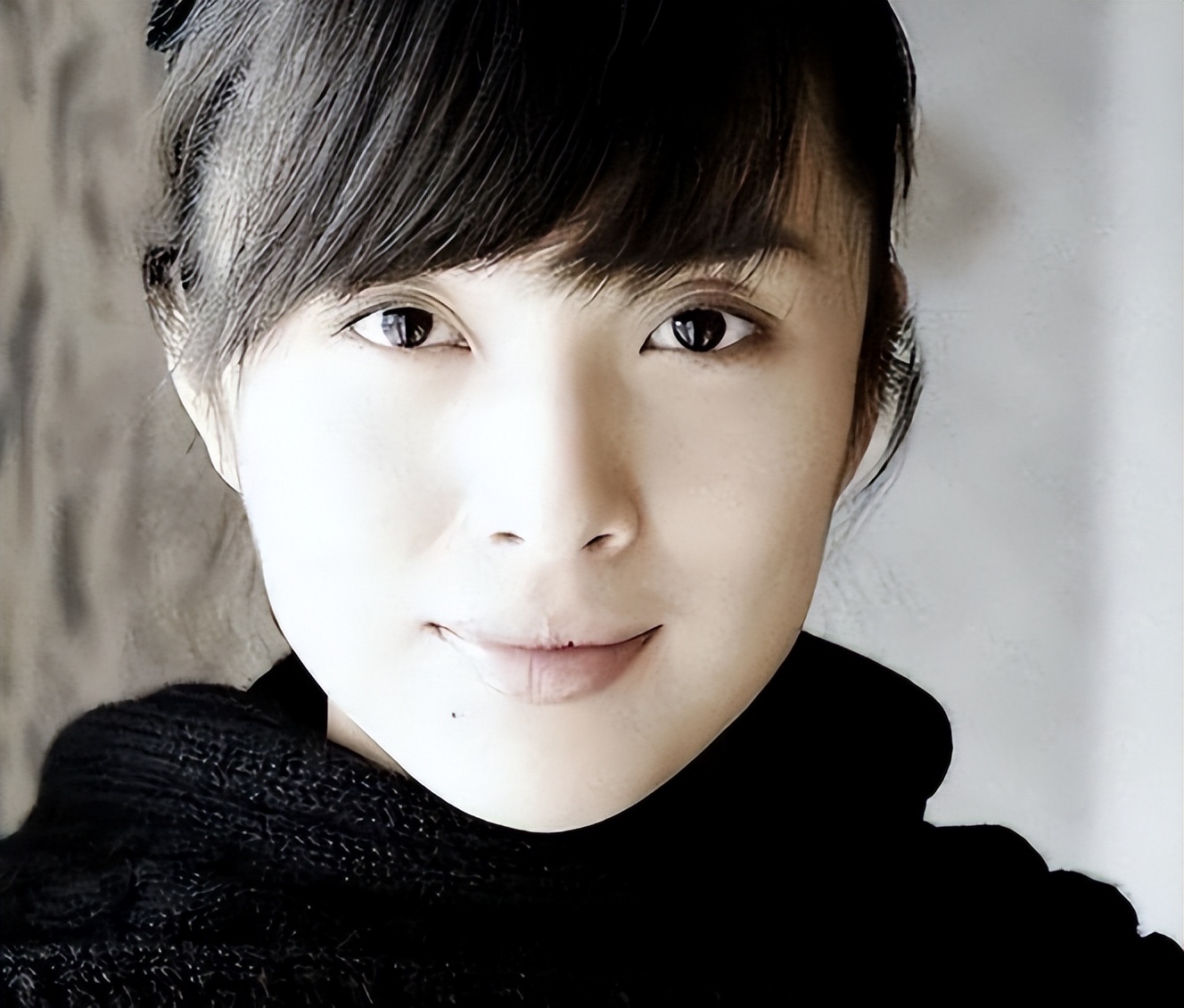 她26岁成双料影后，二婚嫁靳东高龄生下两子，今48岁美得自信从容