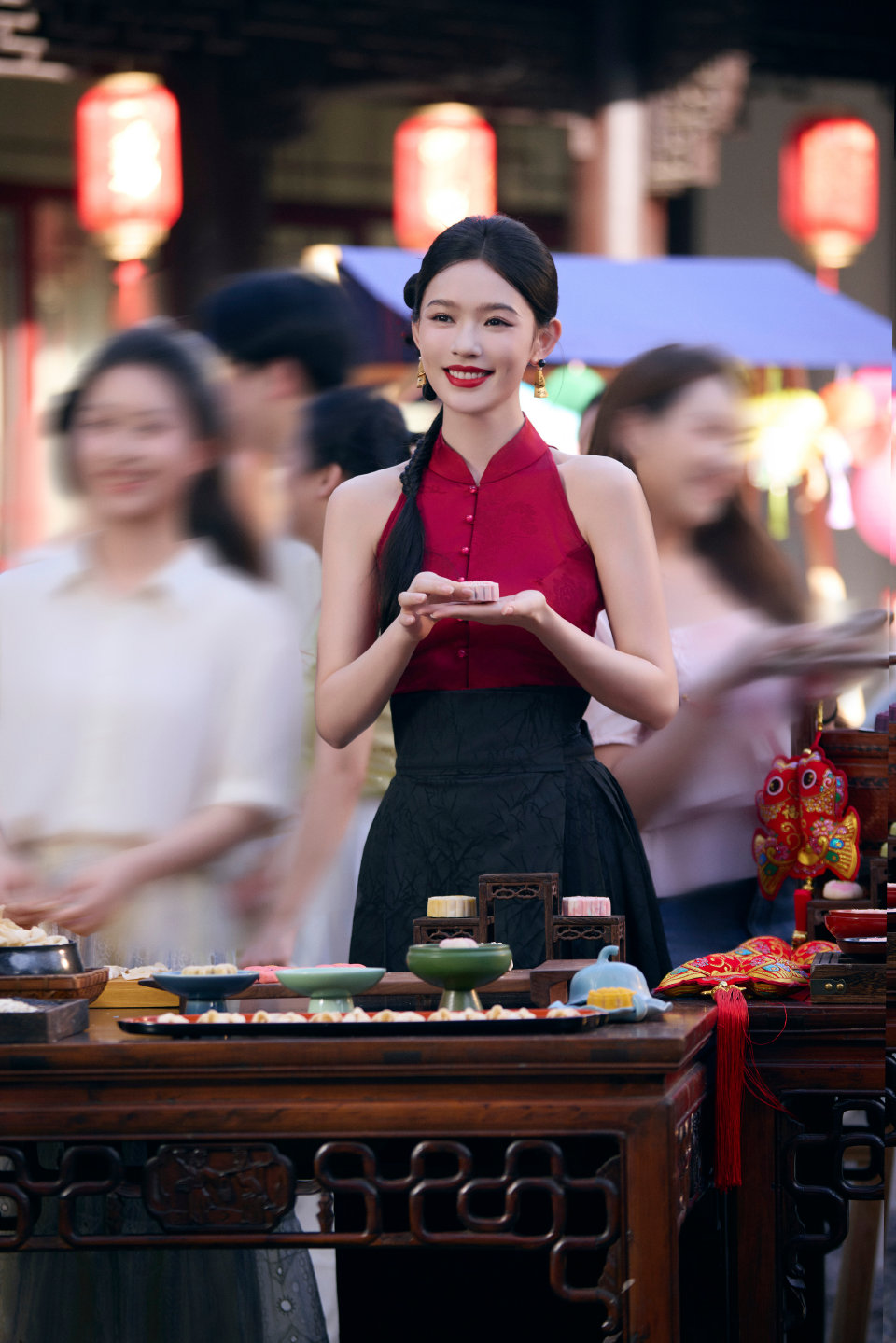 林允 新中式红黑套装太美了