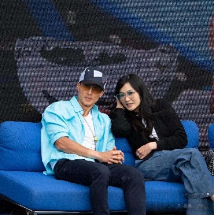 吴尊夫妇罕见同框，林丽吟看上去比吴尊老很多，俩人不像一辈人