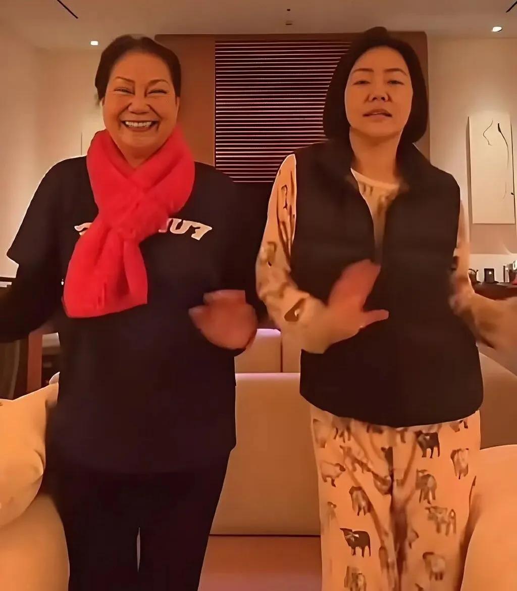 小S一边后悔一边逃避，跳舞那件事是根刺，至今没敢再提