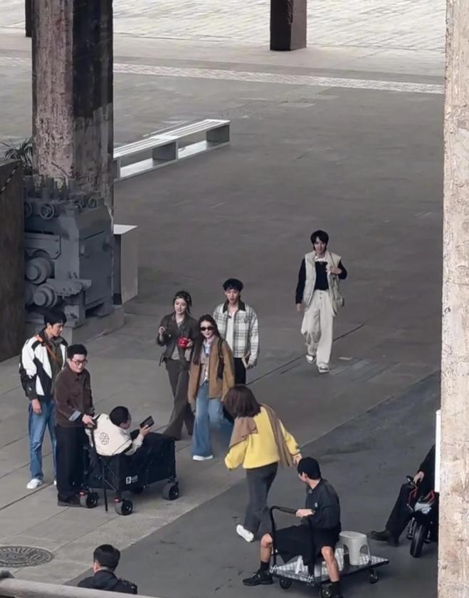 方媛上综艺罕见跳舞！个子矮小看着像一米五，和女星同框一脸姨味