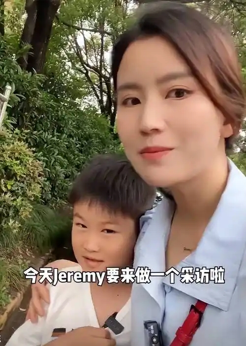 她曾是上海著名主持，和富商离婚后沦落当网红，38岁独自带娃生活