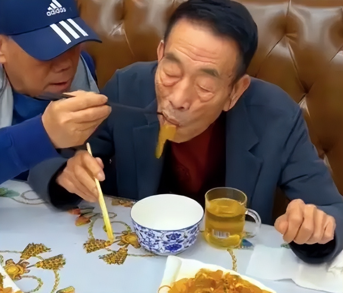 每天2包烟，顿顿8两白酒，70岁李琦跟去世前杨少华状态如出一辙