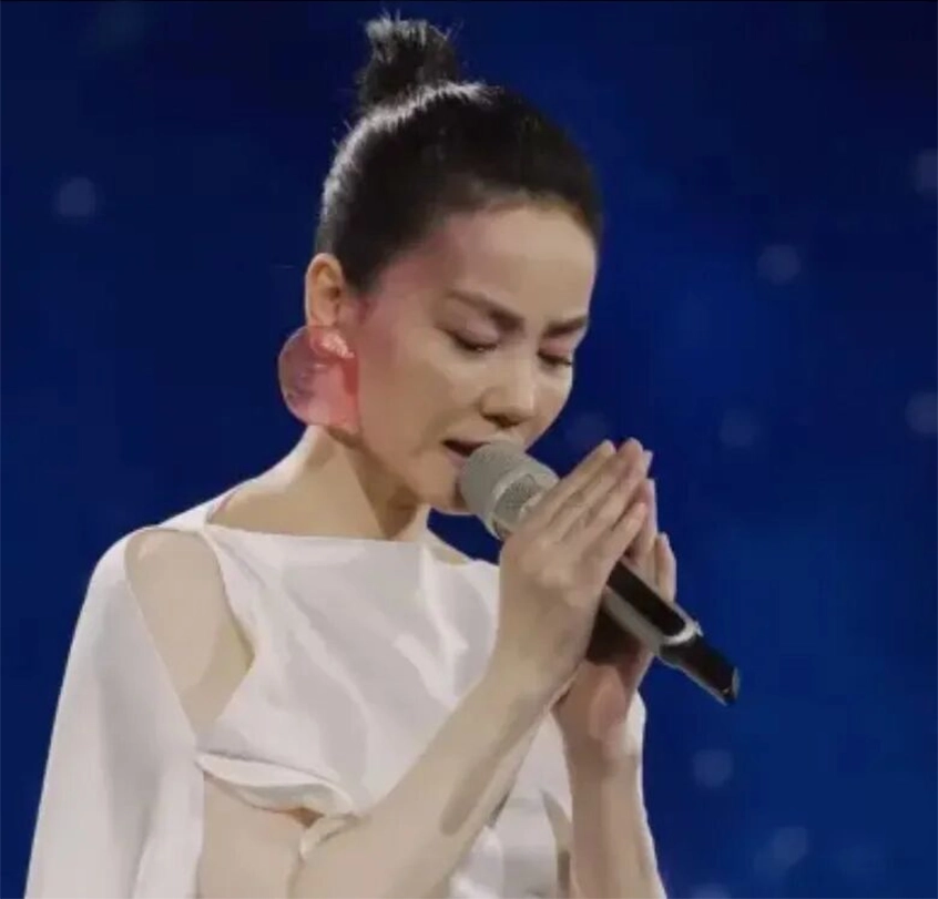 王菲春晚选《你我经历的那个时刻》这首歌，把Z世代的神经反射弧唱成了主旋律