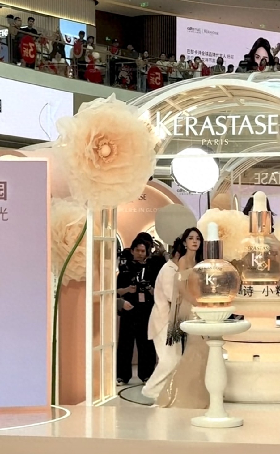 杨幂三亚免税店参加线下活动，穿露肩拖地长裙美到发光！