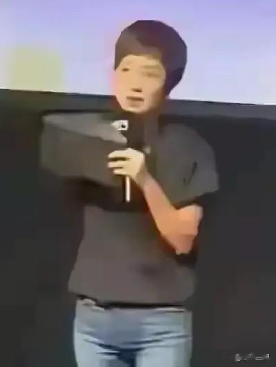 马伊琍这条裤子太奇怪了！男主持人瞄了3秒，反应成全场焦点