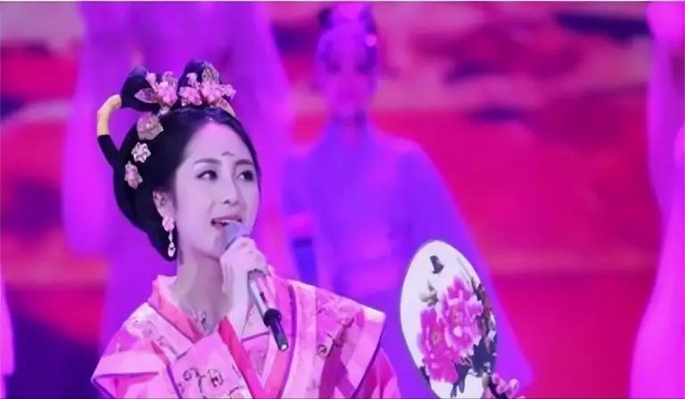 她靠星光大道一炮而红，却因当小三前途尽毁，如今沦为了家庭主妇