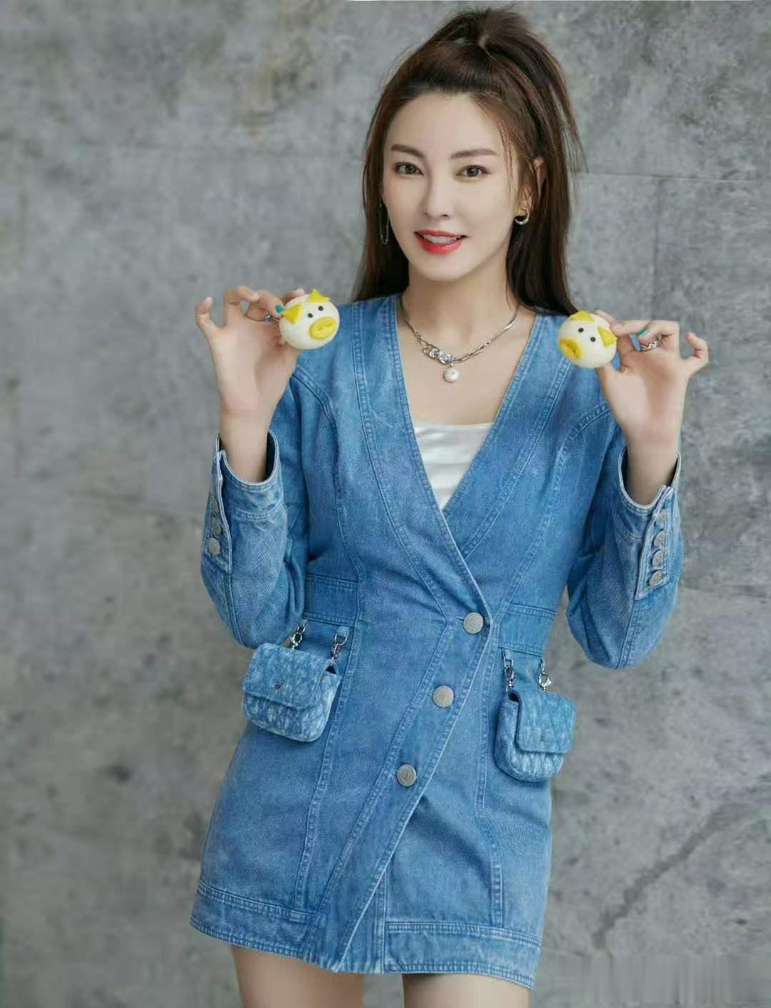 张雨绮绑带高跟鞋