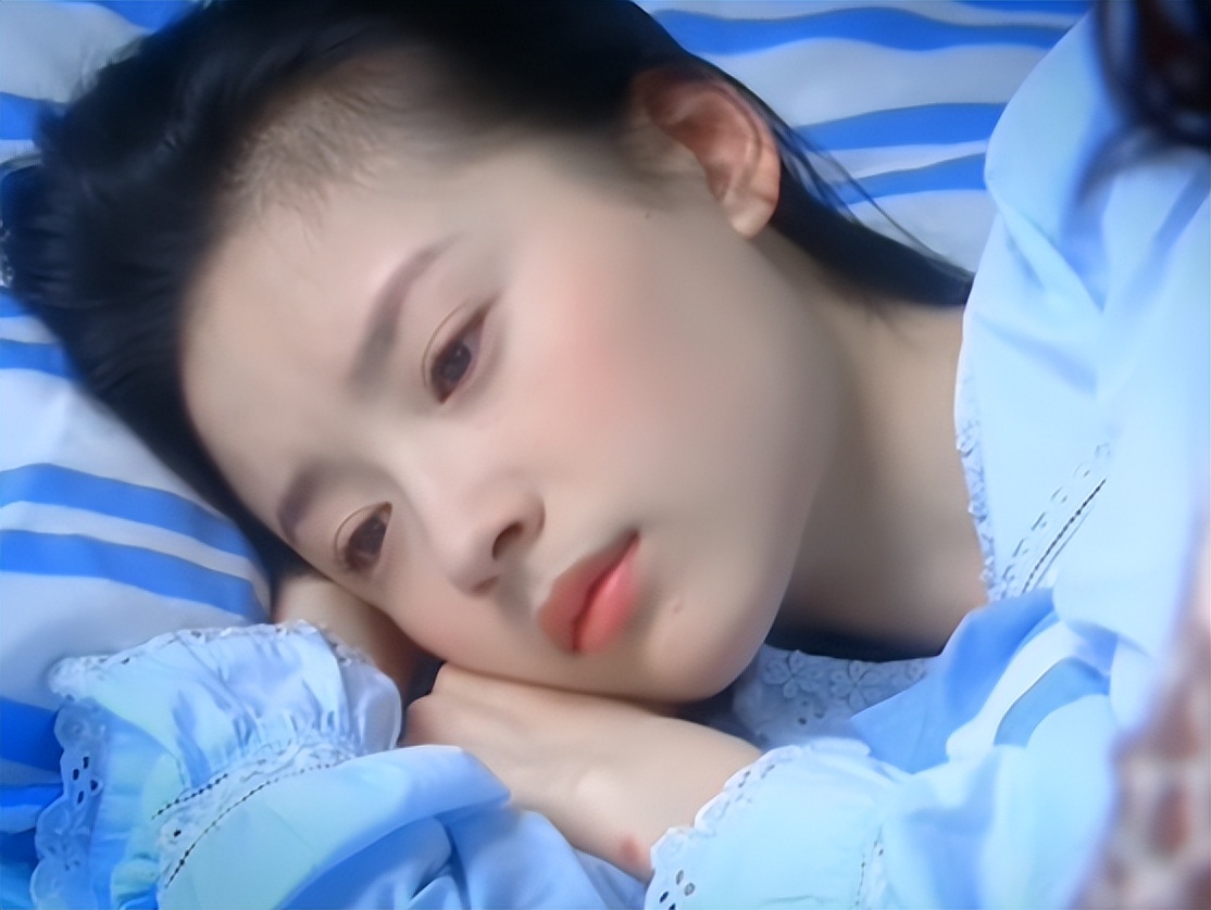 46岁章子怡香港被遇，医美过度脸大了一圈，网友惋惜失去骨相优势