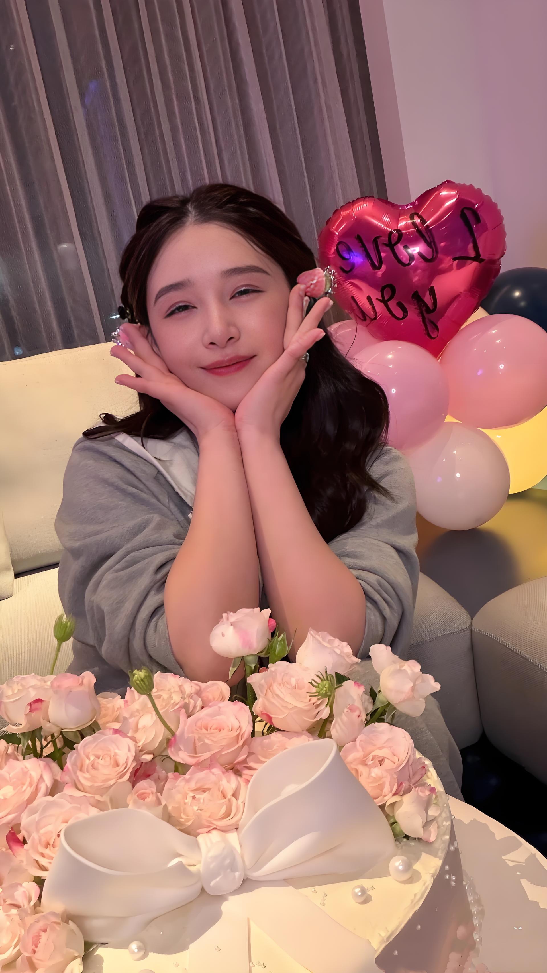 李小冉唐艺昕为阚清子庆38岁生日，玫瑰花大到房间都放不下 好幸福