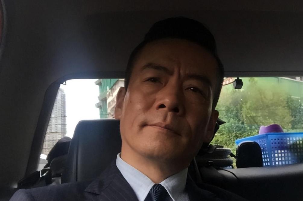 他靠演反派出名，曾与许晴传绯闻，57岁娶了圈外妻子，低调且幸福