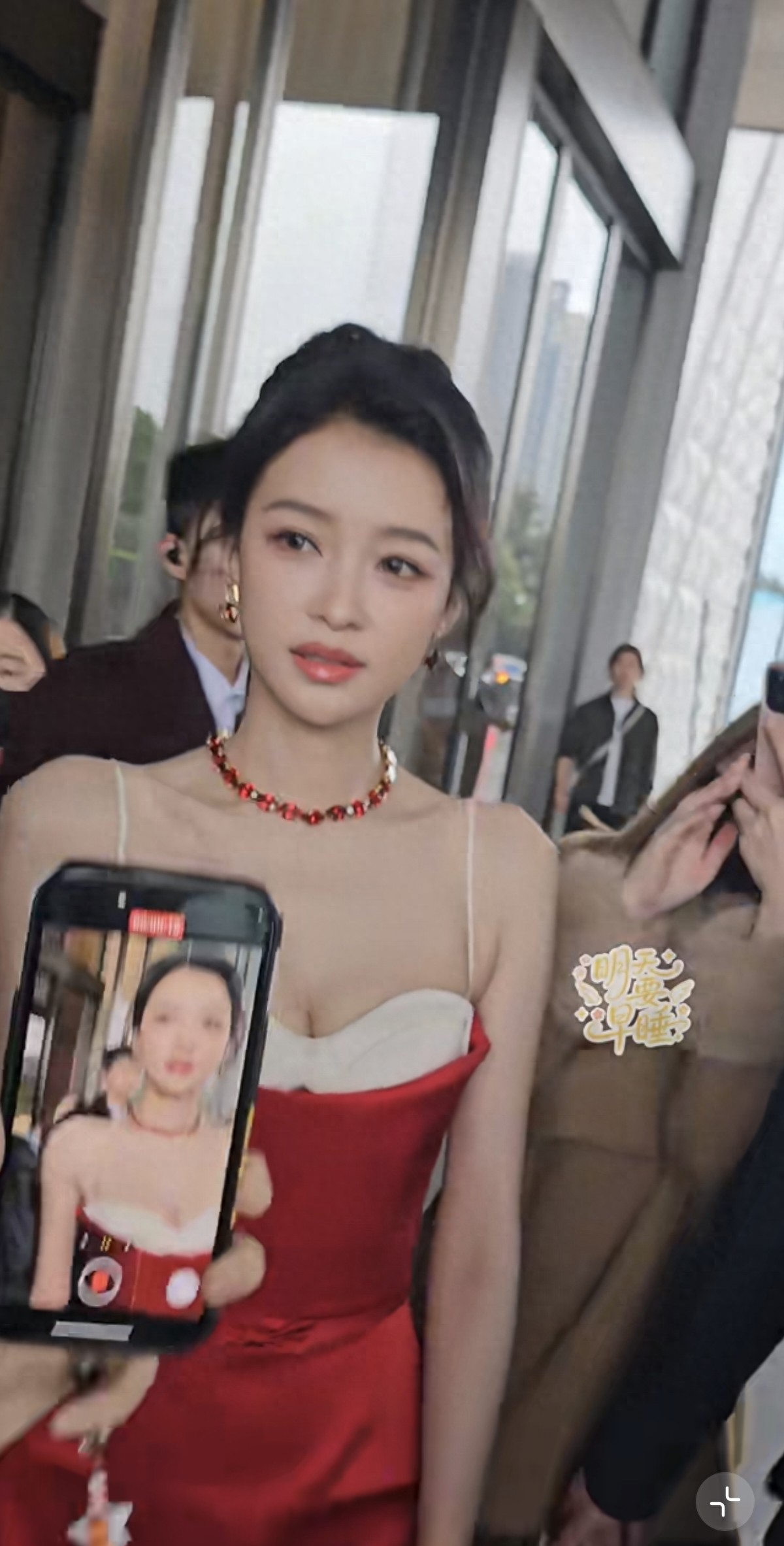 好高挑！孙怡今日浪姐路透，穿红色短裙，整个人又瘦又高超级美呀