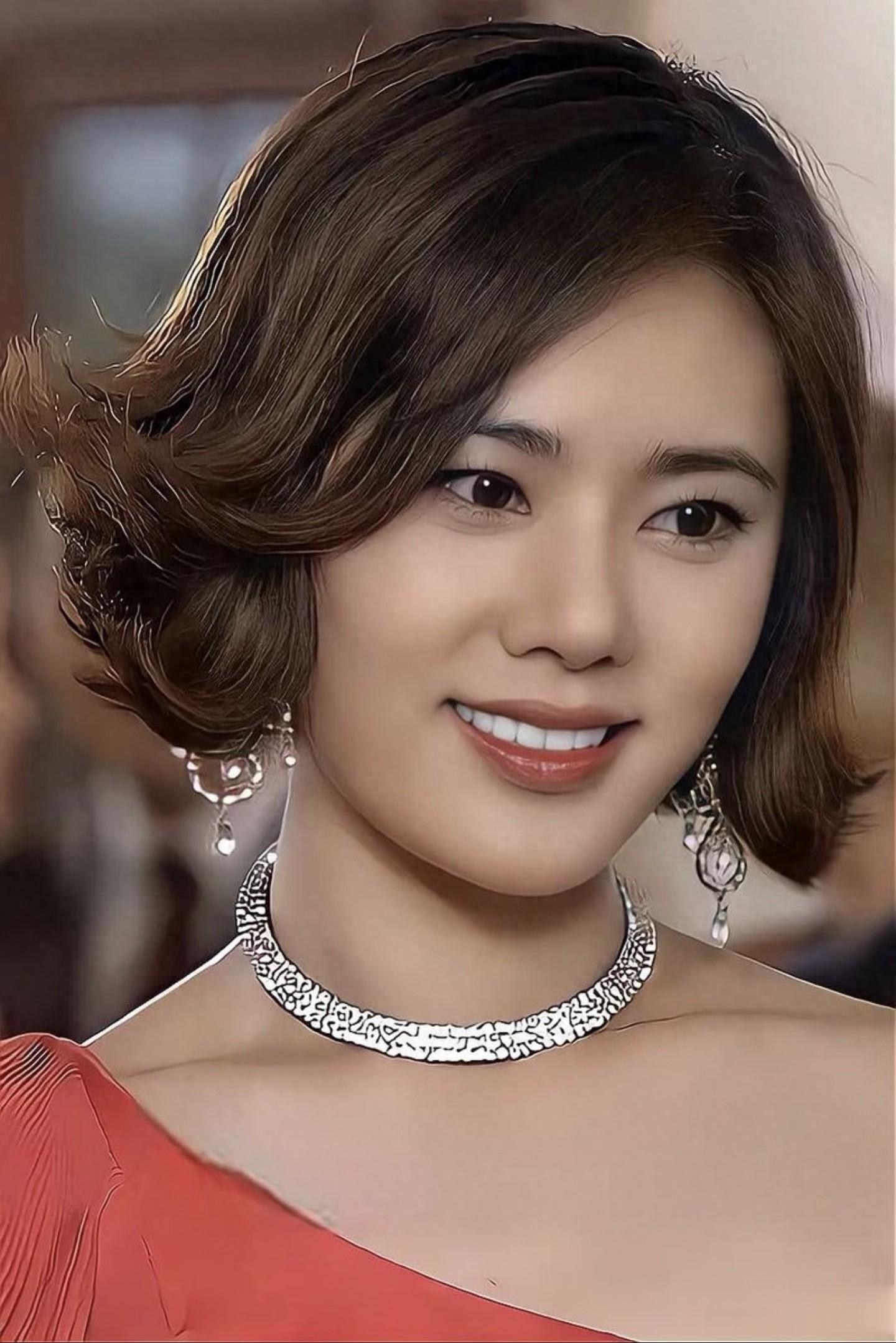 秋瓷炫结婚9周年，夫妻俩去四合院吃烛光晚餐，一封信把她感动哭